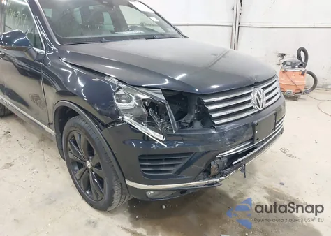 2017 Volkswagen Touareg V6 Wolfsburg Edition z USA, uszkodzony, nr VIN WVGRF7BP2HD005662